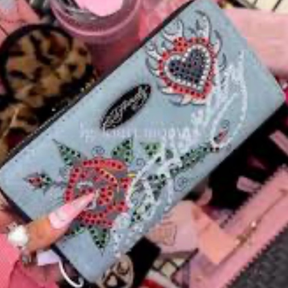 Ed Hardy wallet wrislet with Floral and Heart Design - Picture 2 of 4